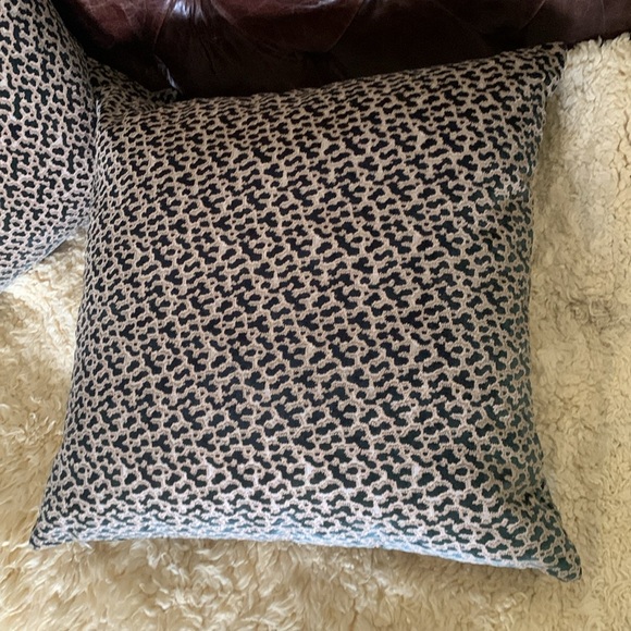 Set of 2 Leopard Print Throw Pillows velour‎ printed textured velvet down insert - Picture 6 of 13
